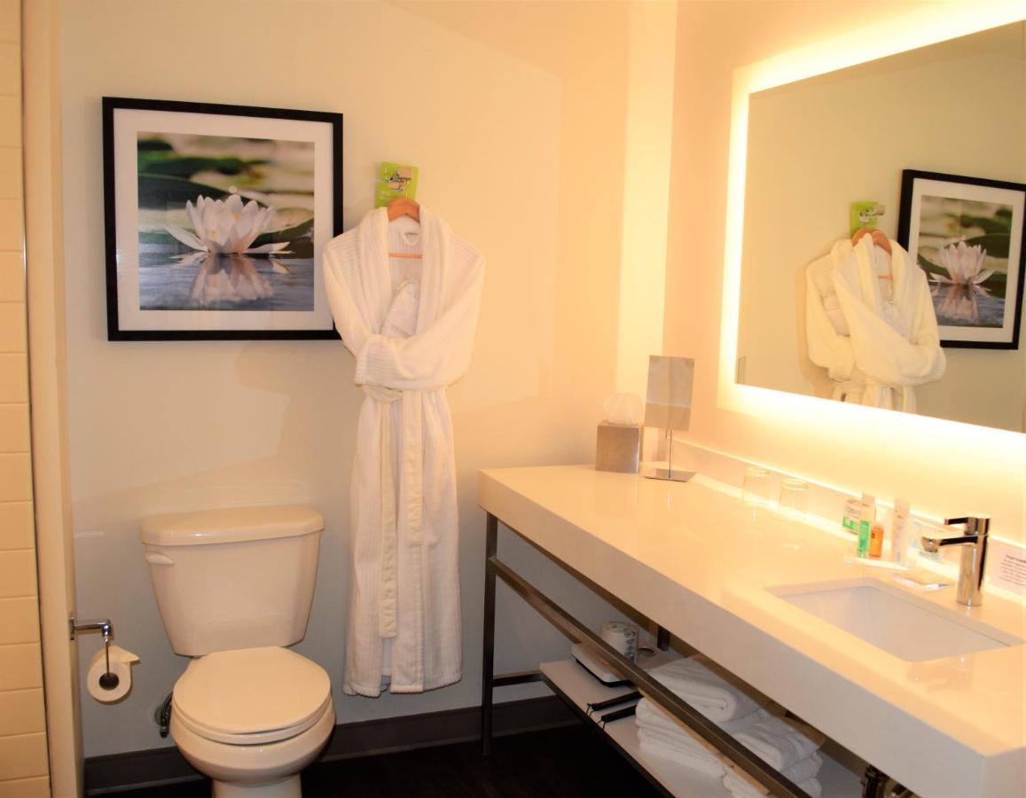 Radisson Kingswood Hotel & Suites, Фредериктон Экстерьер фото