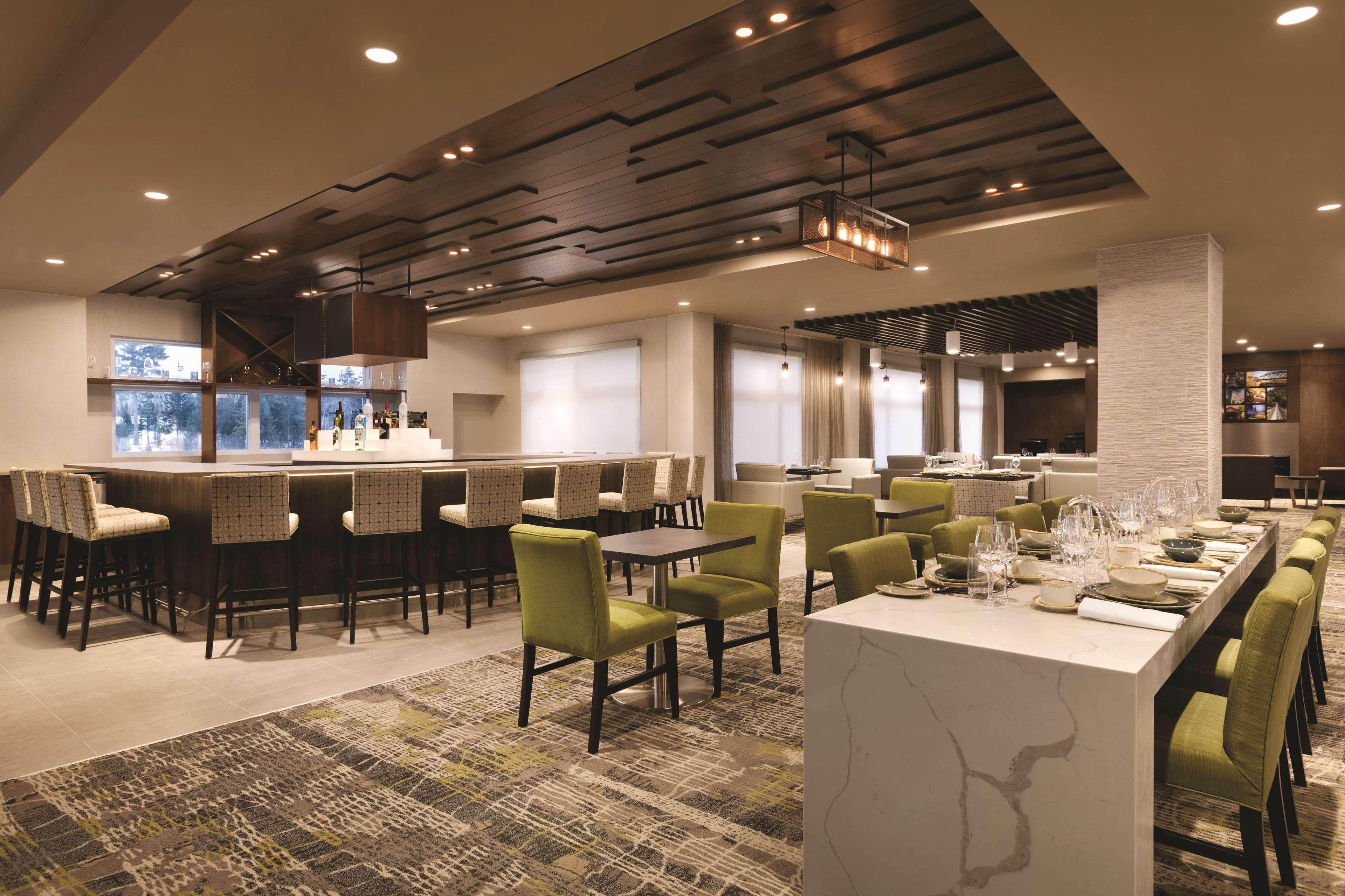 Radisson Kingswood Hotel & Suites, Фредериктон Экстерьер фото