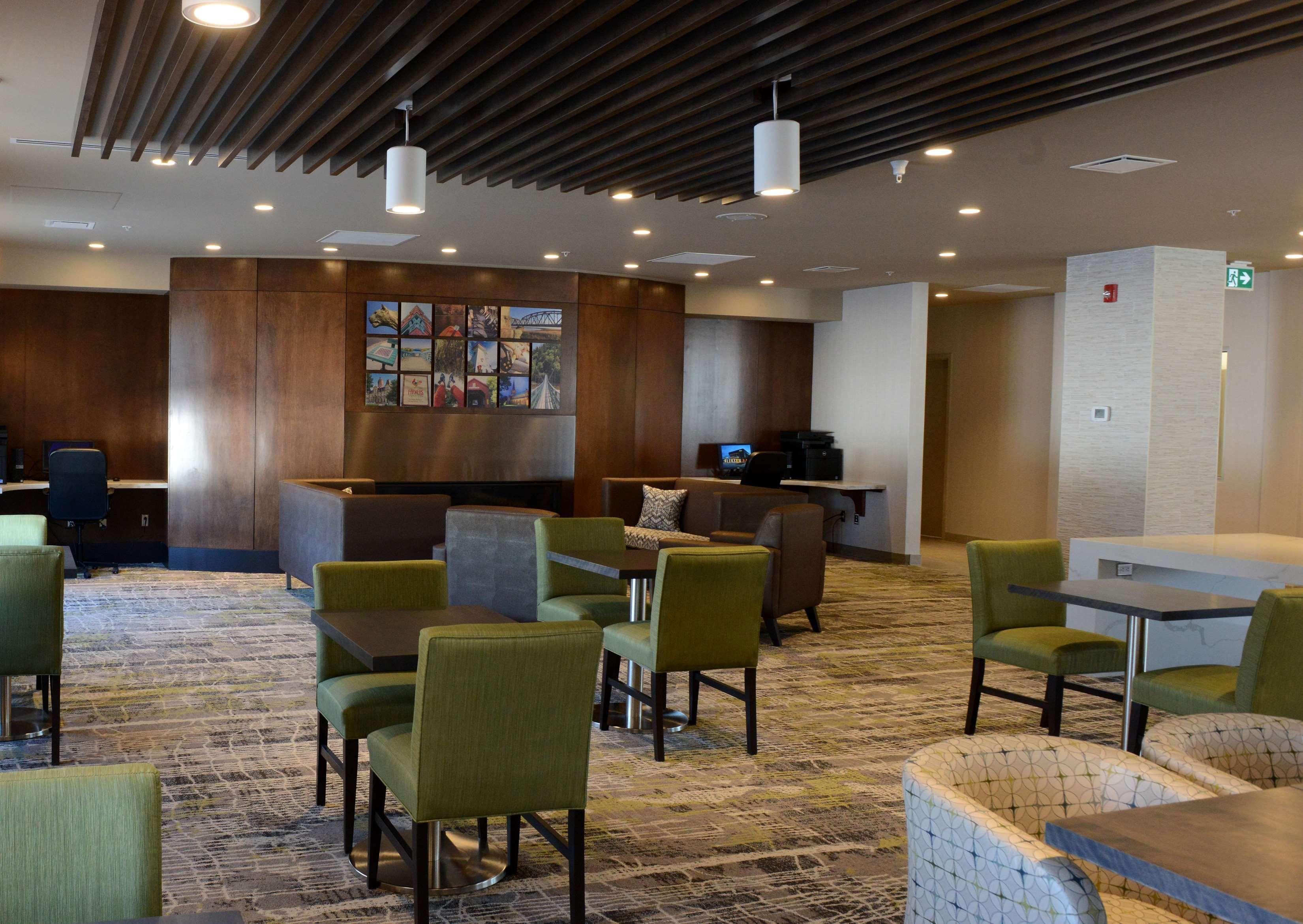 Radisson Kingswood Hotel & Suites, Фредериктон Экстерьер фото