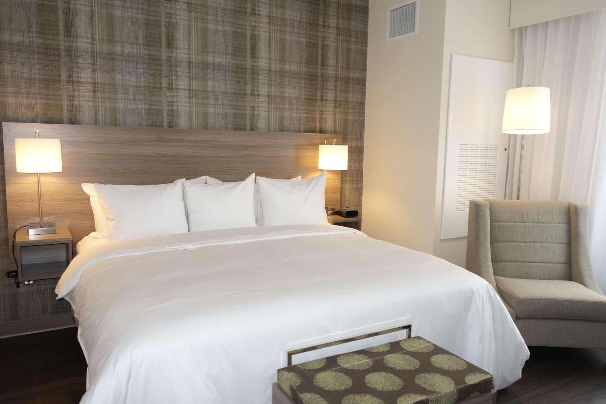 Radisson Kingswood Hotel & Suites, Фредериктон Экстерьер фото