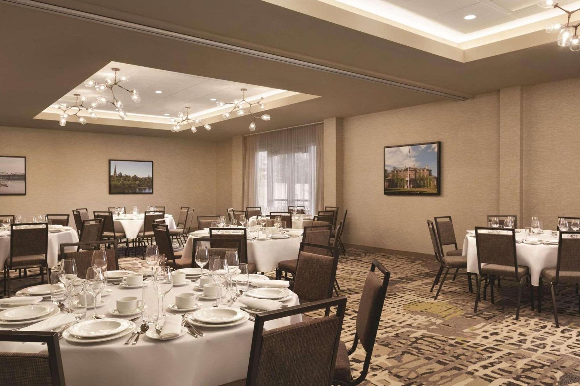Radisson Kingswood Hotel & Suites, Фредериктон Экстерьер фото