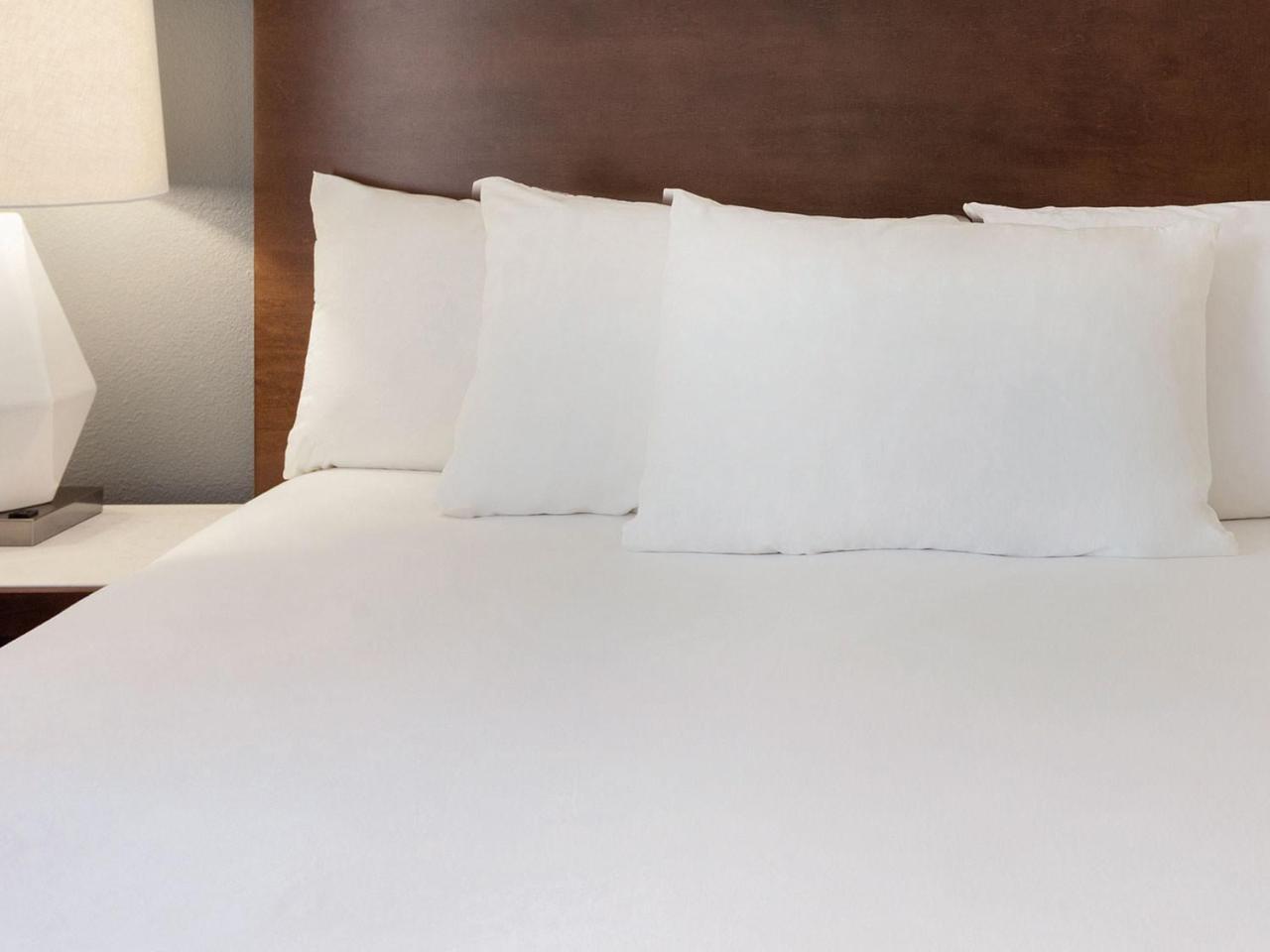Radisson Kingswood Hotel & Suites, Фредериктон Экстерьер фото